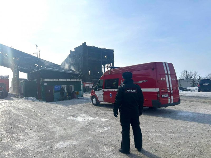 Сотрудники полиции обеспечивают охрану общественного порядка на месте взрыва в здании ТЭЦ в г. Шагонаре Республики Тыва